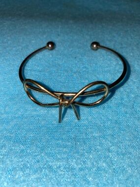HAPPILY EVER AFTEN Magnolia cuff bow bracelet gold plated adjustable size OSFA